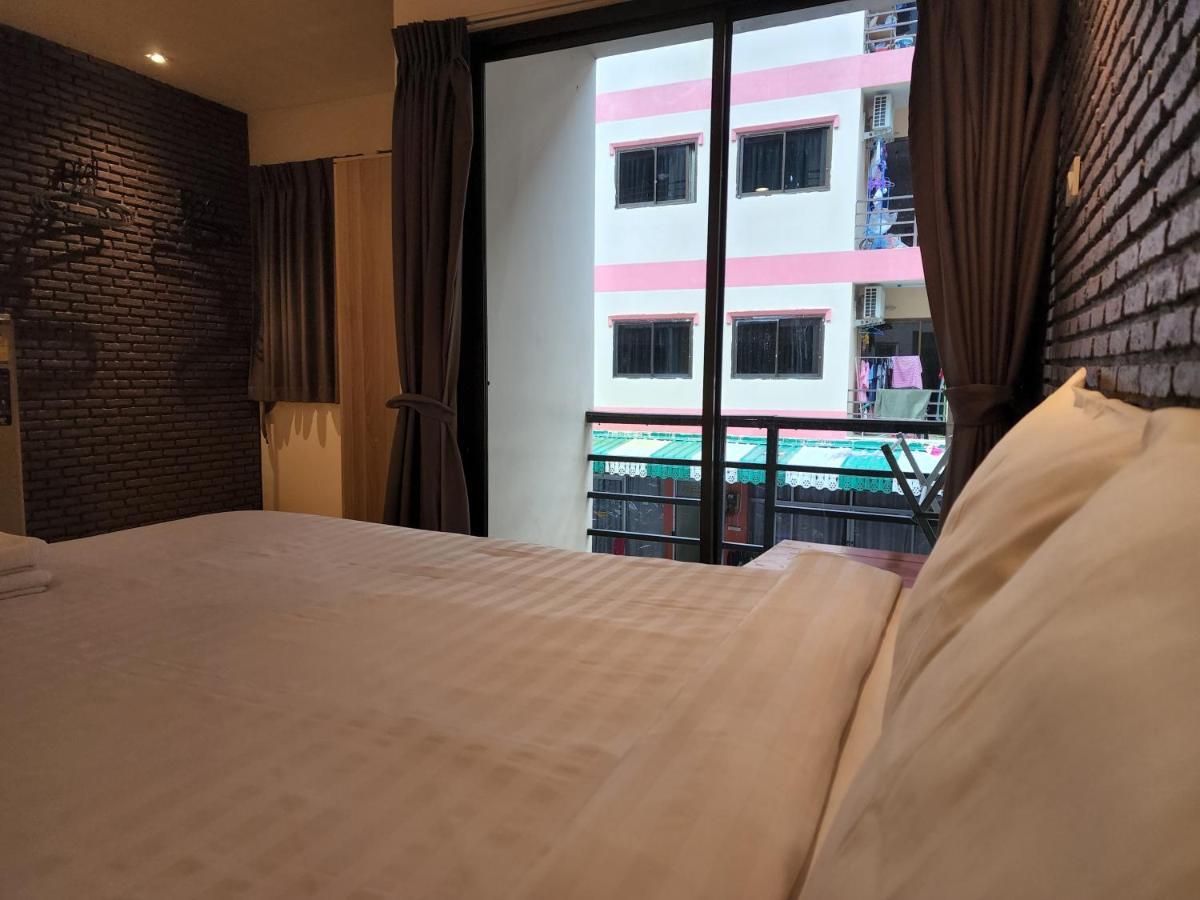 Albergue Dfeel House Patong Exterior foto