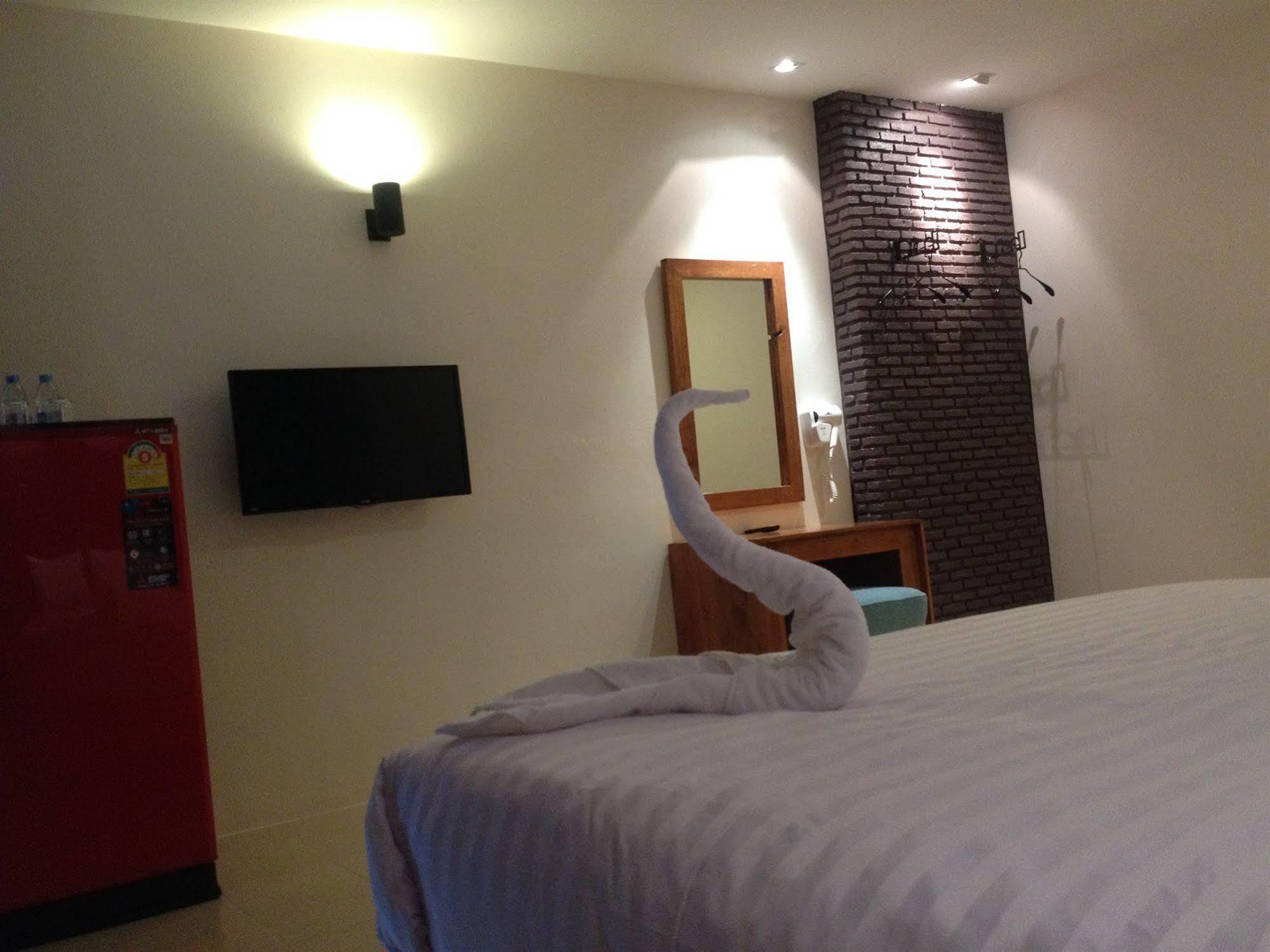 Albergue Dfeel House Patong Exterior foto